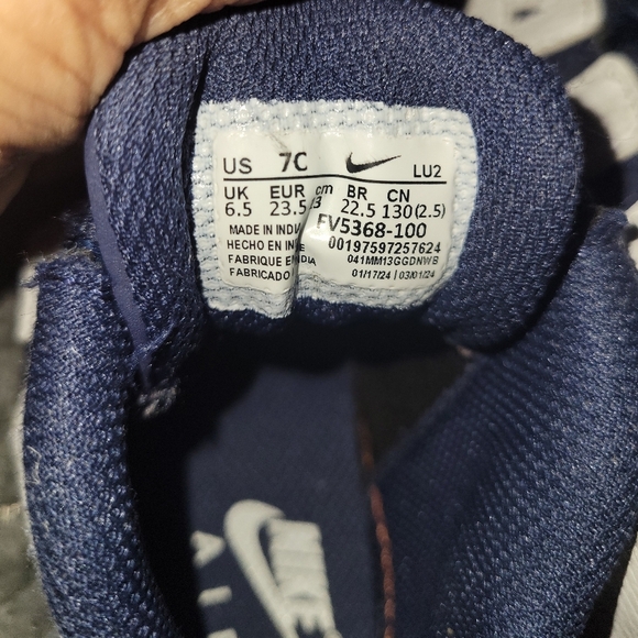 Nike Kids Sneakers in White and Navy - Picture 8 of 11